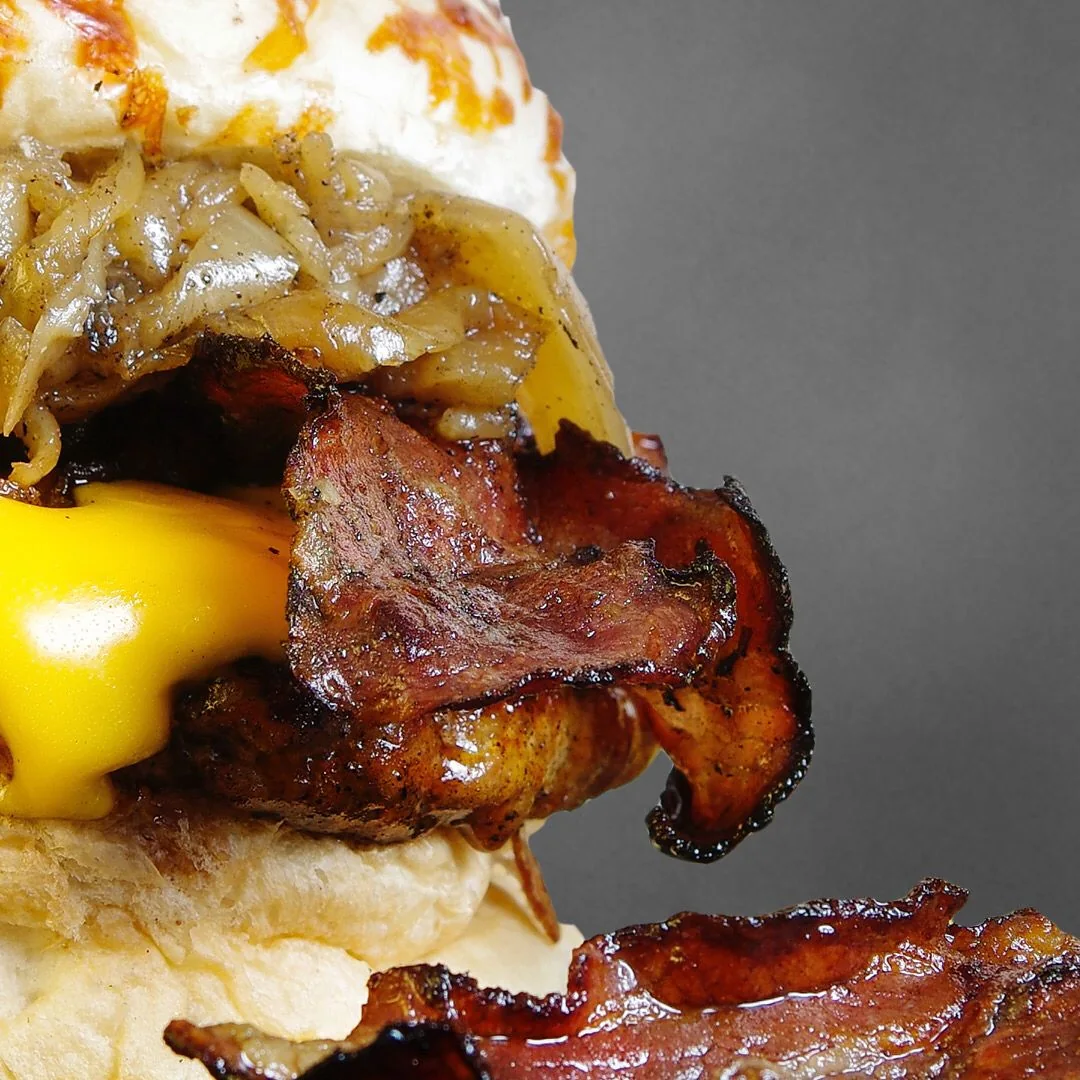 Detalle de hamburguesa con bacon crocante y queso