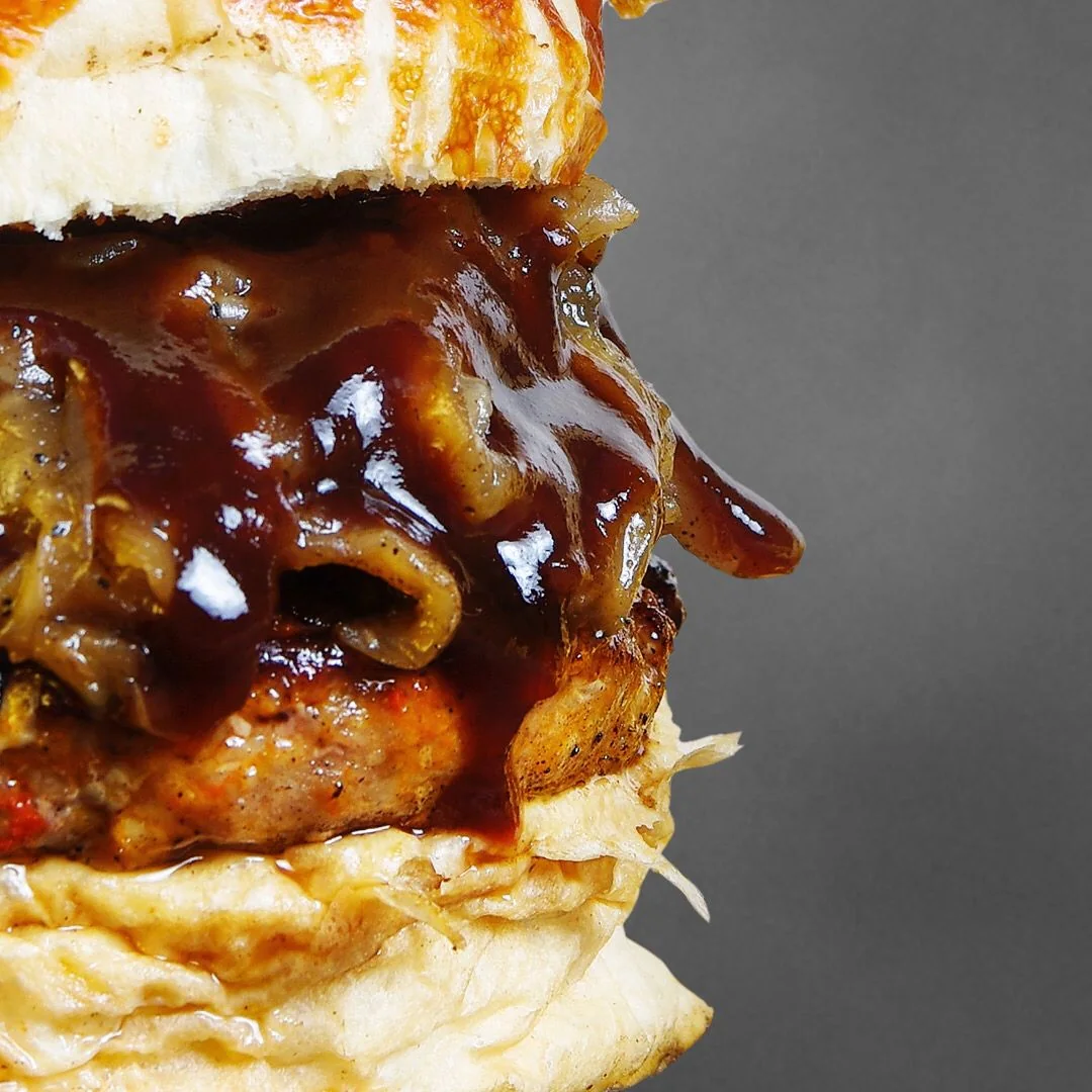 Detalle de hamburguesa cubierta con salsa barbacoa